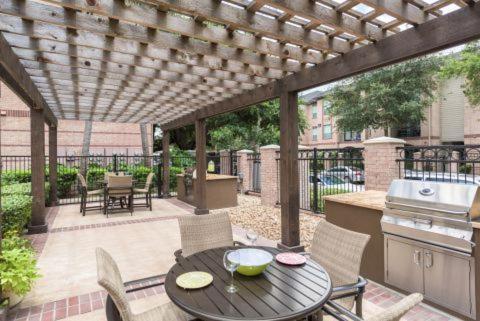 Bright & Modern Galleria Suite! 5 Star Location, Self Check In & Free Parking Houston Exterior foto